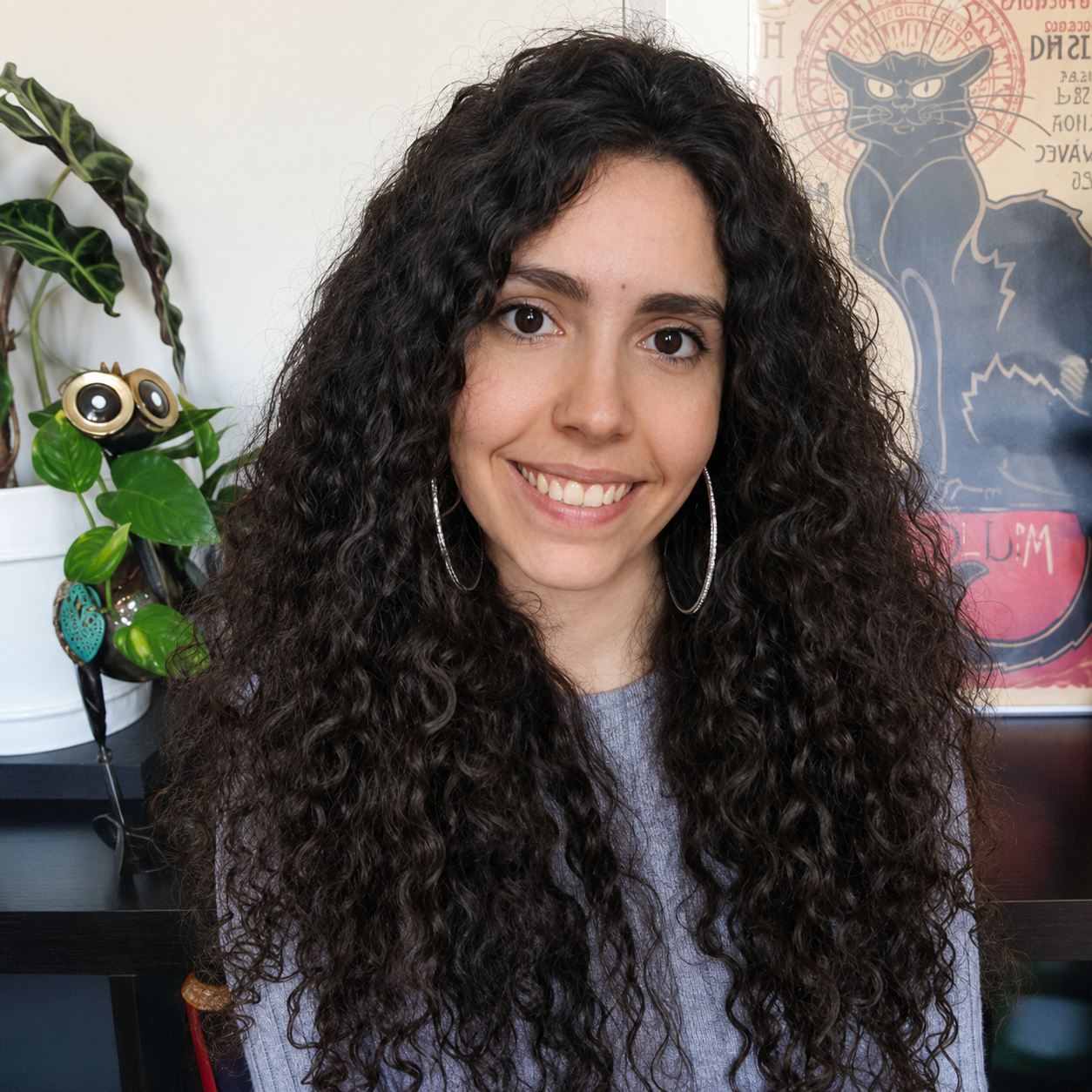 Bárbara, tu profesora de español, sonriendo
